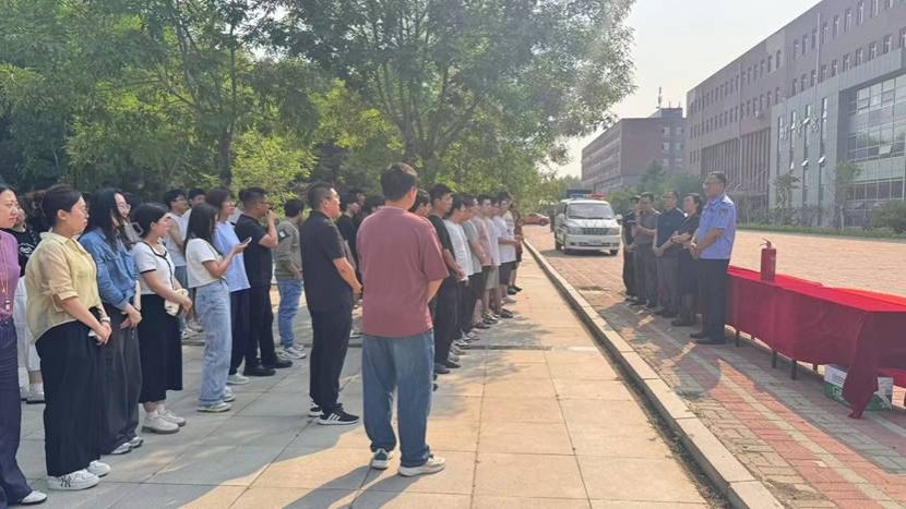 一群人站在人行道上 AI 生成的内容可能不正确。