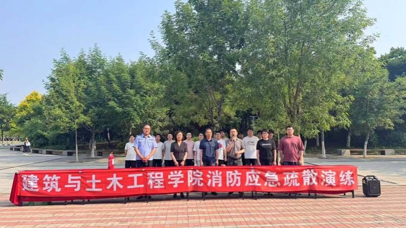 图片包含 户外, 大, 人们, 公园 AI 生成的内容可能不正确。