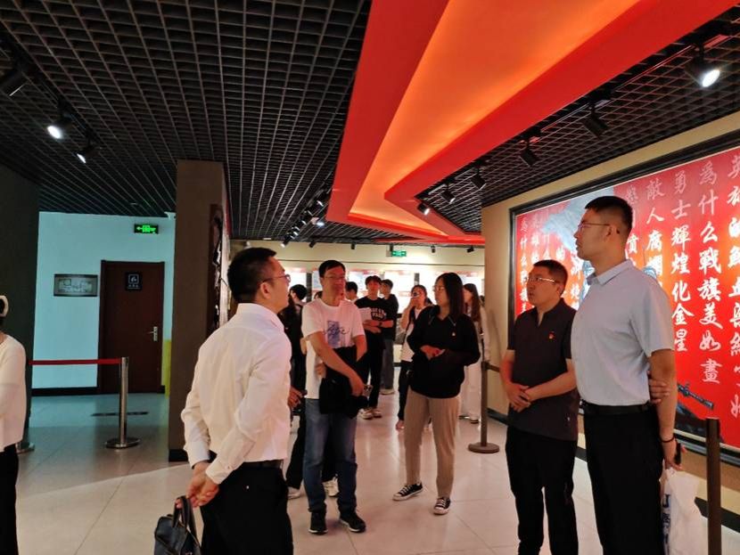 一群人站在门口 AI 生成的内容可能不正确。