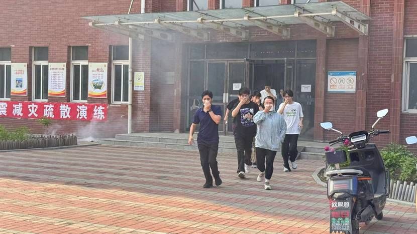 一群人站在建筑前 AI 生成的内容可能不正确。