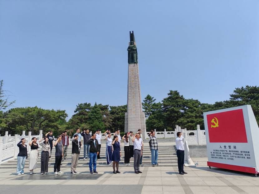 一群人在广场上 AI 生成的内容可能不正确。