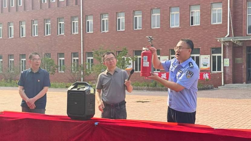 男人们站在建筑前 AI 生成的内容可能不正确。