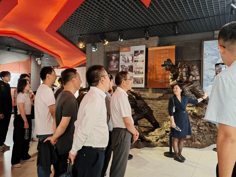 人们站在人群中 AI 生成的内容可能不正确。